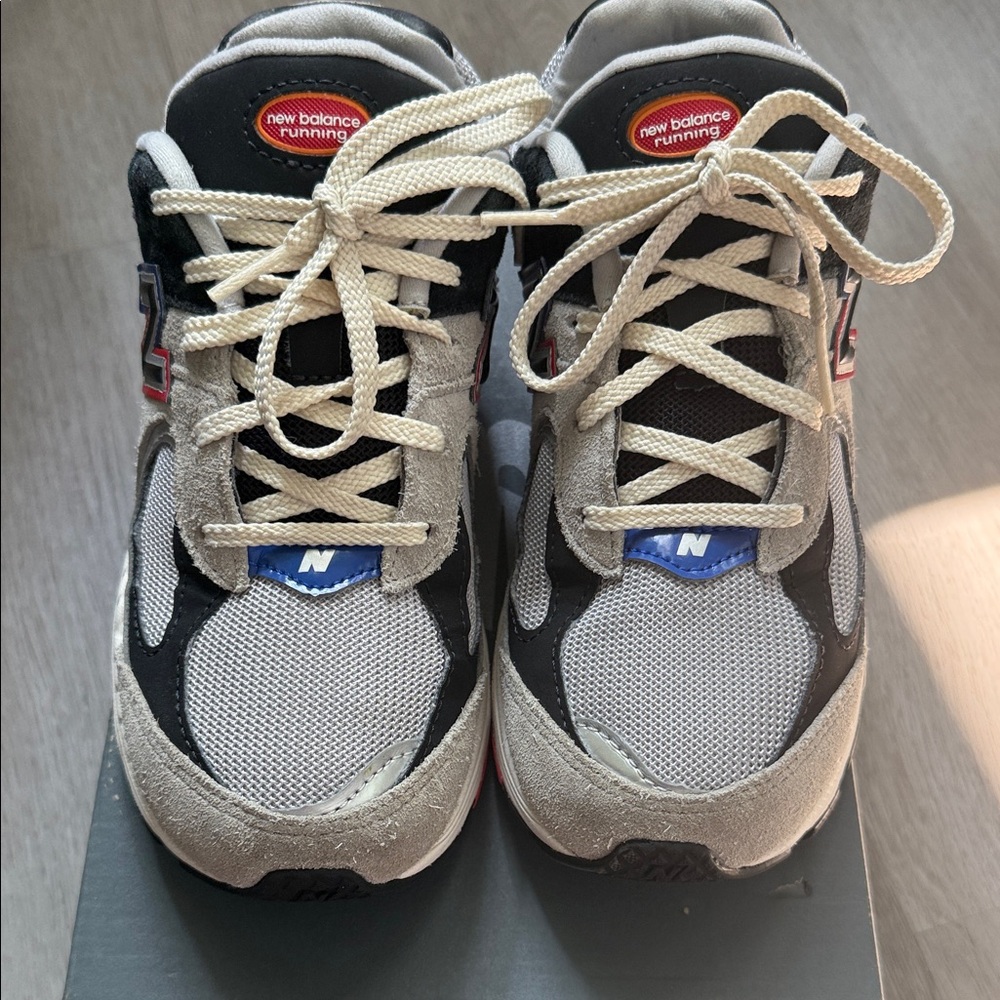 NEW BALANCE KIDS SIZE 3 SEE VIDEO